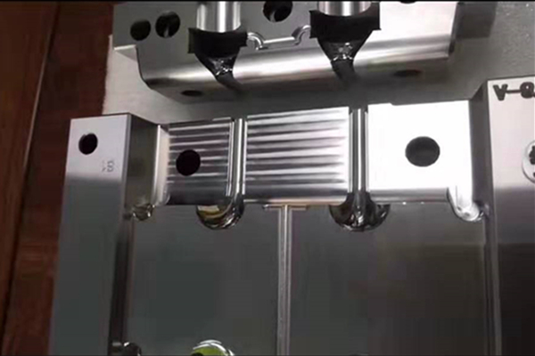 深圳藍牙耳機模具哪家好？博騰納出品耳機有分模線但你看不見！